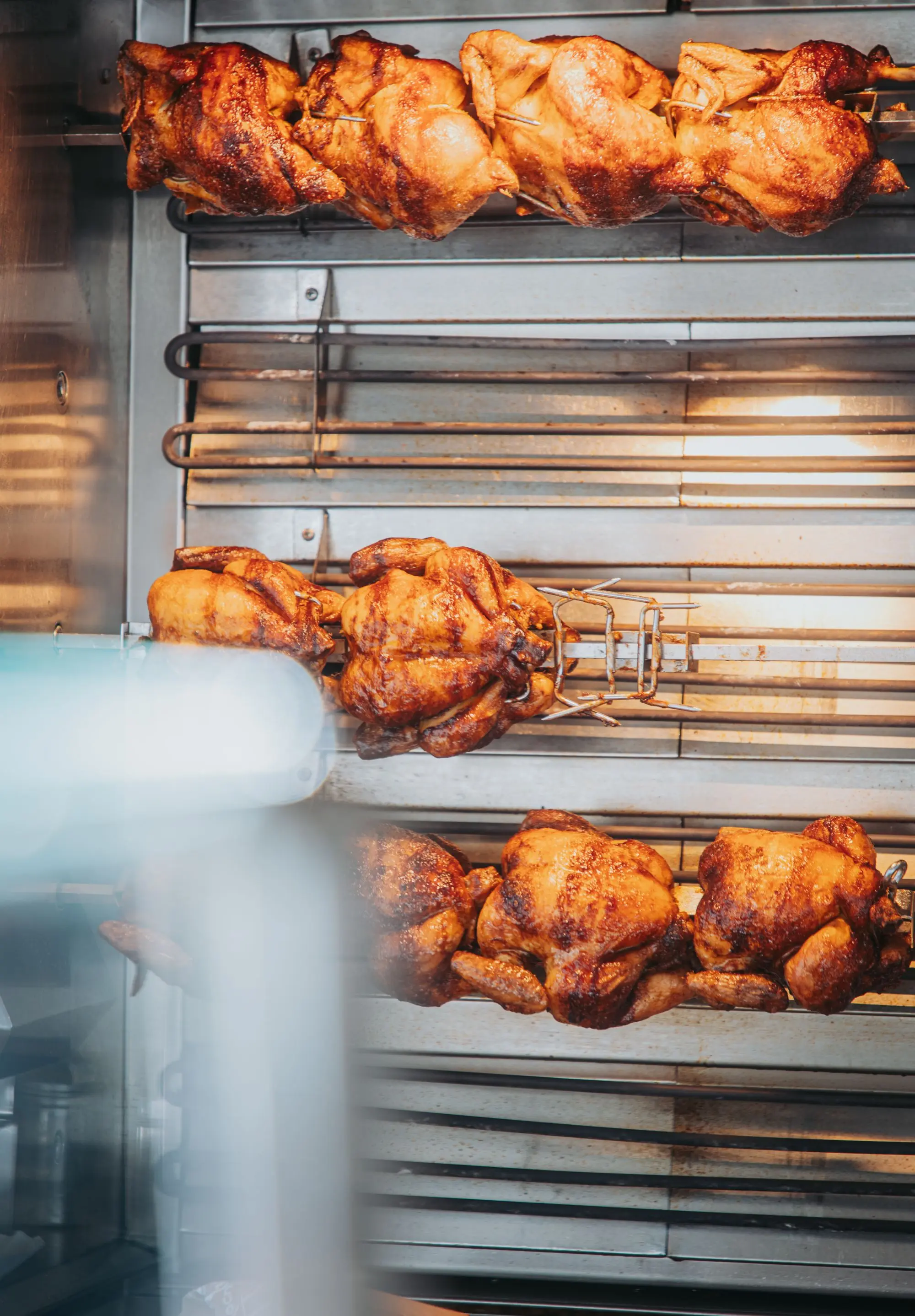 Gros plan sur les poulets à la broche