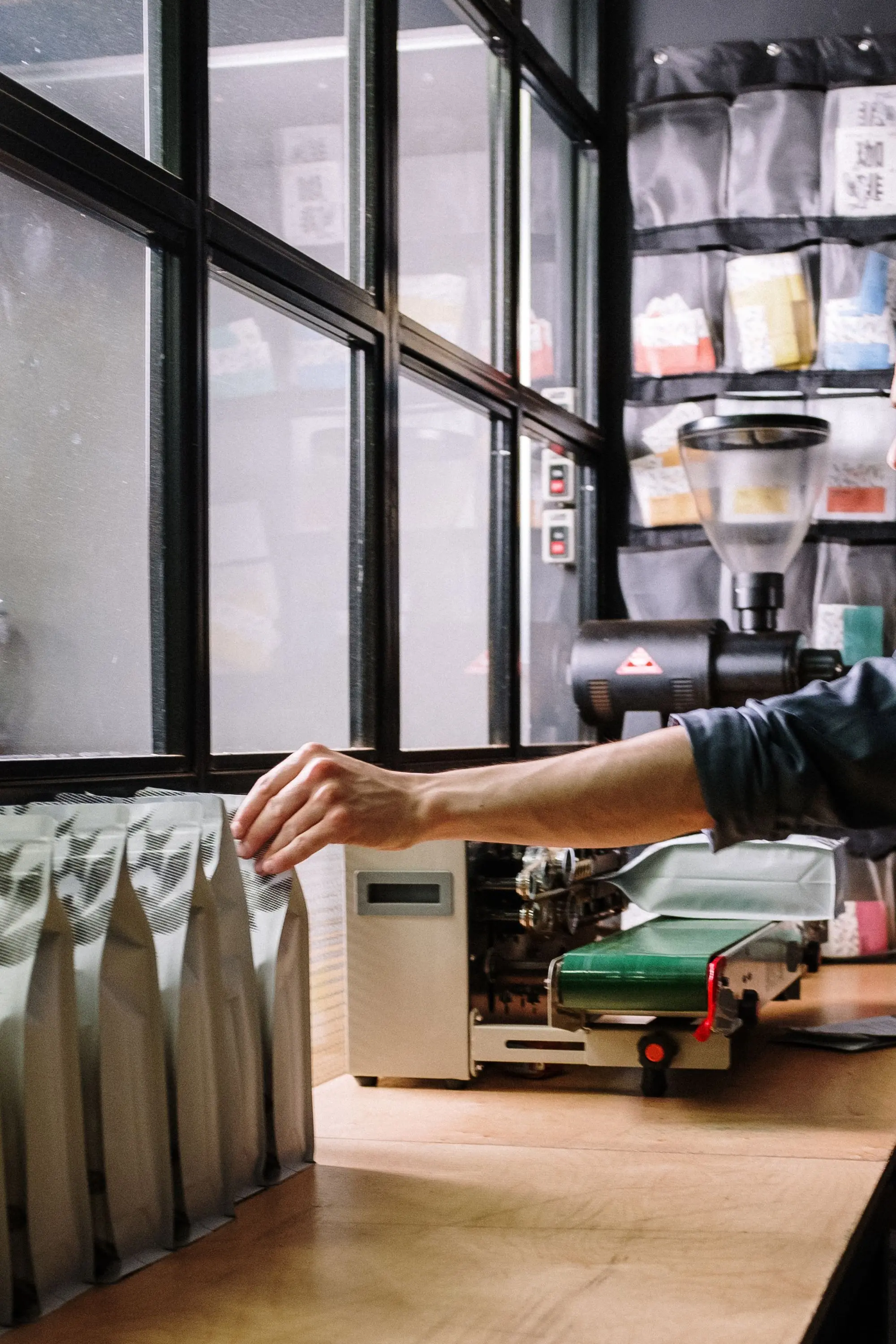 Sacs de café sur la table d’emballage de l’atelier