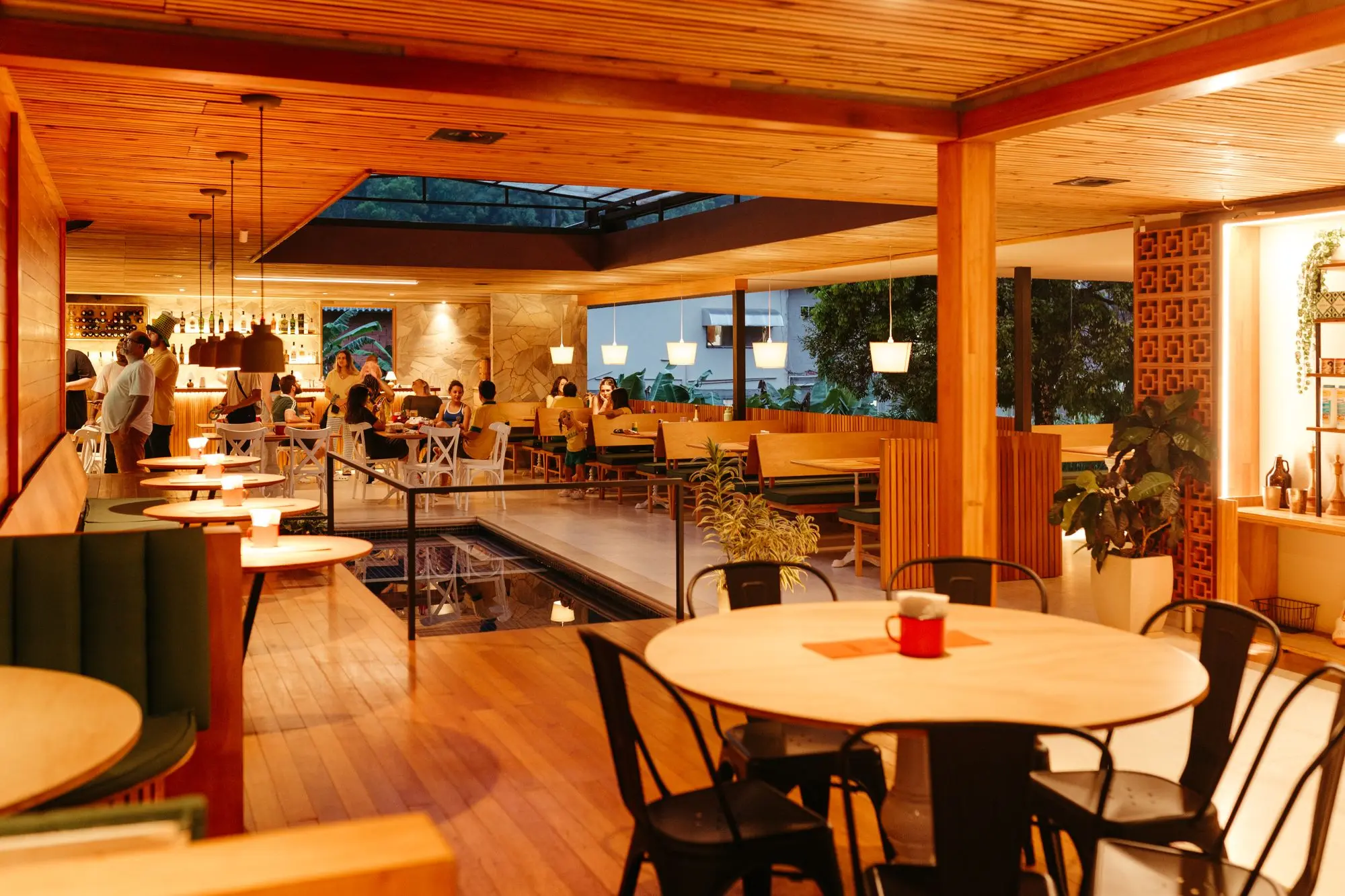 Salle à manger en bois, banquettes et tables